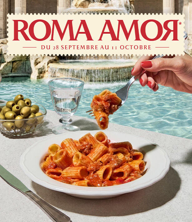 Affiche promotionnelle "Roma Amor" du 28 septembre au 11 octobre pr&eacute;sentant une assiette de rigatoni &agrave; la sauce tomate avec morceaux de viande. L'assiette est pos&eacute;e sur une table devant une fontaine inspir&eacute;e de Rome. On distingue &eacute;galement un verre d'eau, un bol d'olives vertes et une main tenant une fourchette avec des p&acirc;tes.